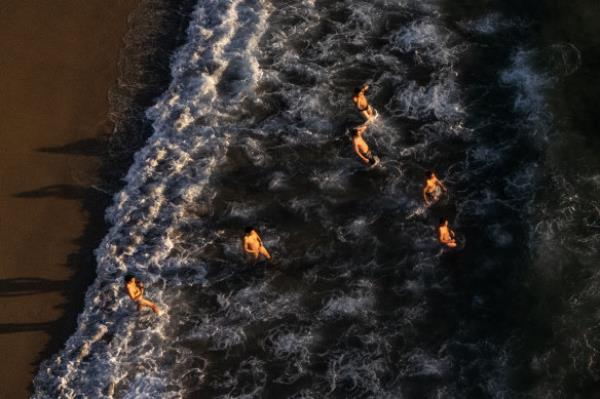 Swimmers at Sydney beaches such as Cro<em></em>nulla may not be able to find out if the water is safe for swimming because of a row over who pays to test water quality.