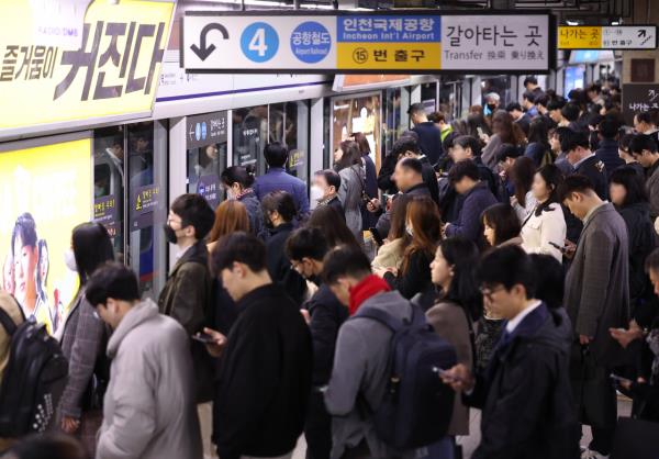 As unio<em></em>nized bus drivers in Seoul went on a general strike for the first time in 12 years Thursday, a subway station in Seoul is crowded with passengers waiting to board. (Yonhap)