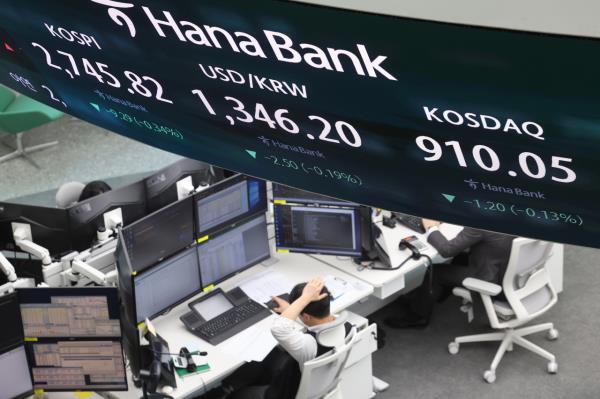 An electro<em></em>nic board showing the Korea Composite Stock Price Index at a dealing room of the Hana Bank headquarters in Seoul on Thursday. (Yonhap)